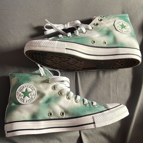 NEW NEVER WORN Converse - Picture 1 of 3